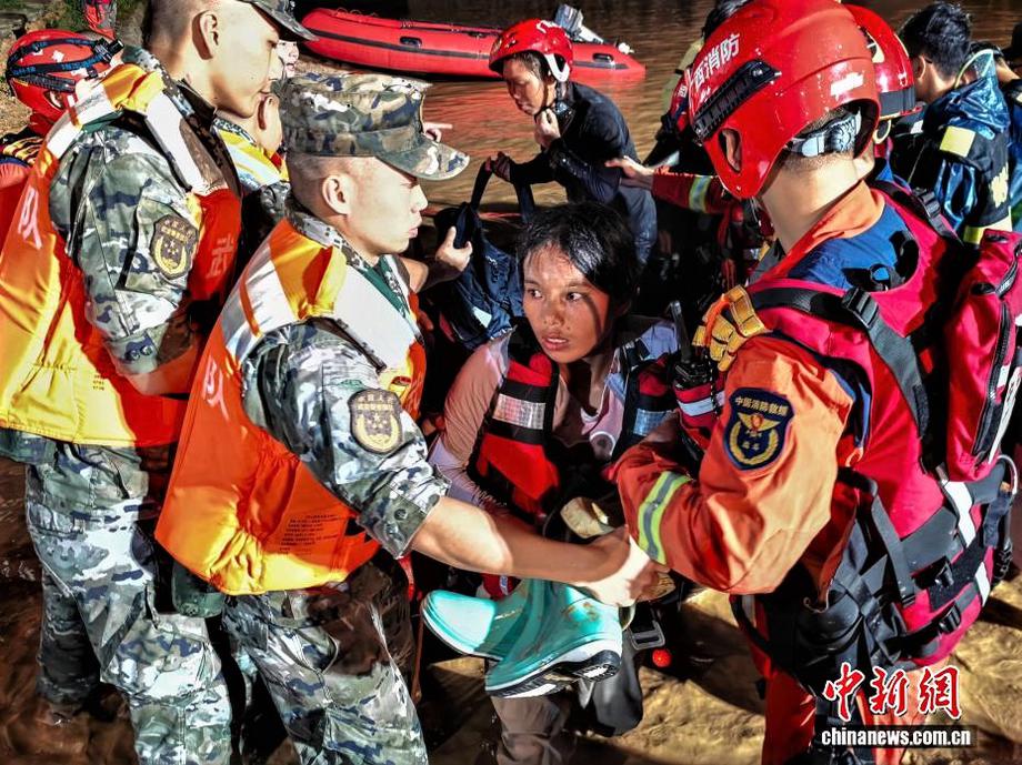 台风致广西横州村镇受淹 武警官兵紧急转移被困民众