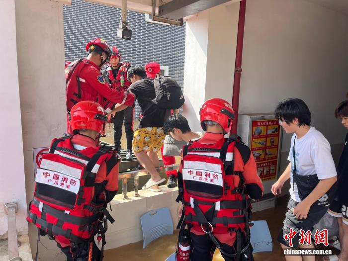 多方力量驰援转移广西贵港被困师生