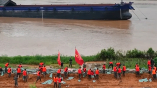500余名武警驰援广西贵港 加固堤坝化解漫堤风险