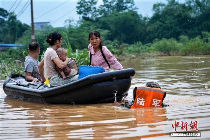 南部战区陆军某旅官兵抗洪抢险一线：向险而行护民安