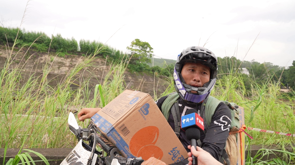 广西横州出动无人机 越野摩托车运送物资