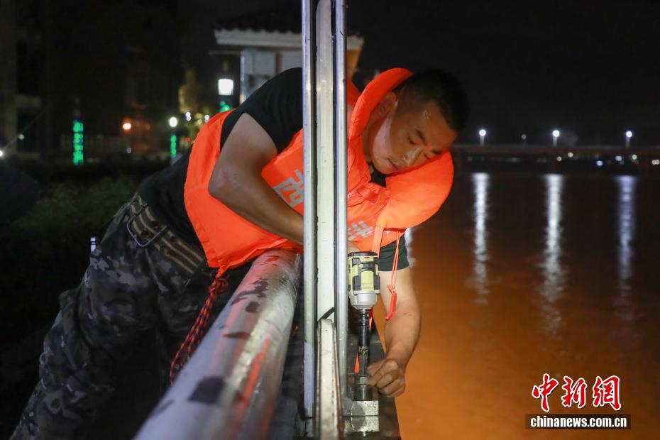 广西梧州：武警官兵连续作战 昼夜加固河岸防洪堤