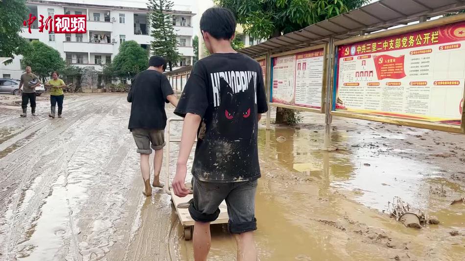 广西15岁少年赤脚蹚泥涉水 自发奋战物资转运一线