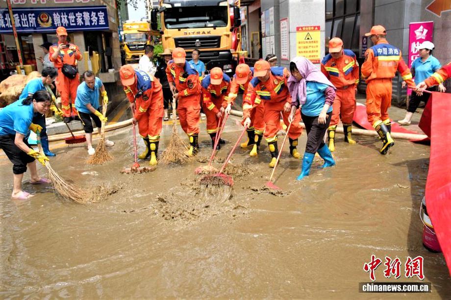 广西贵港：水退清淤忙