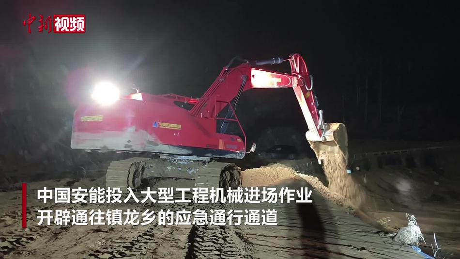 广西横州抢险一线:机械长龙连夜开路挺进镇龙乡