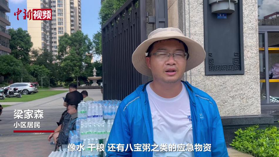 硬核“外卖”送货上门 贵港一小区内涝用铲车配送物资