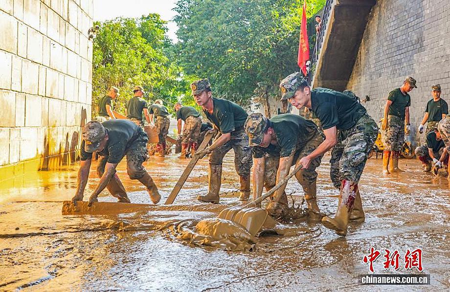 广西武警：持续奋战清淤 助力地方复产