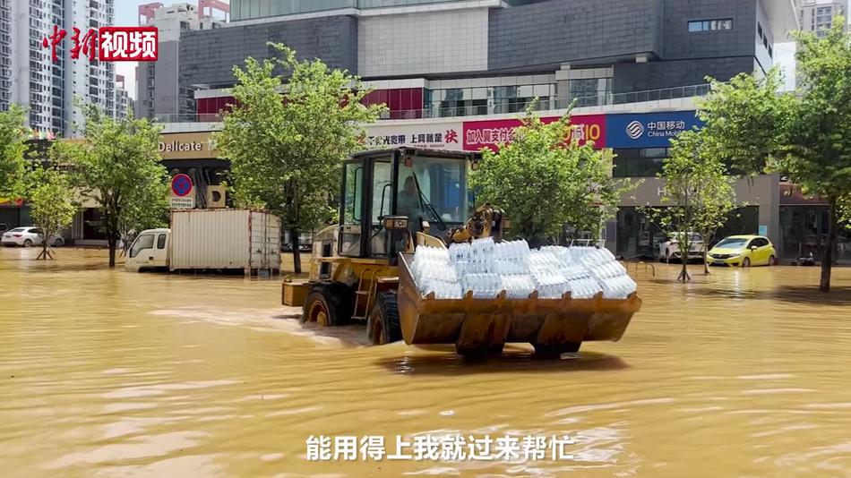 贵港铲车师傅自发做志愿者:做这种有意义的事情,我就睡得安心一点