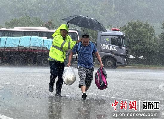 浙江高速员工台风天坚守