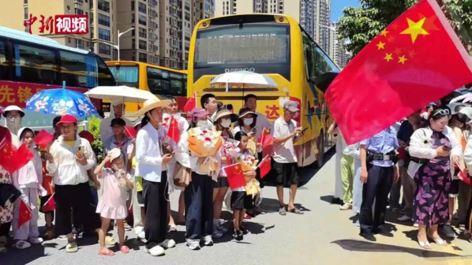 广西贵港街头齐唱同一首歌欢送最可爱的子弟兵