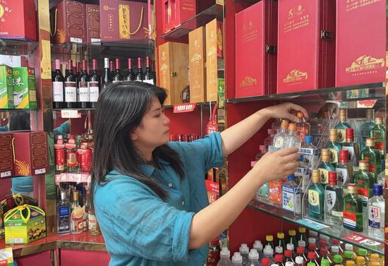 图为吴霞丽在整理货品。潘广运 摄