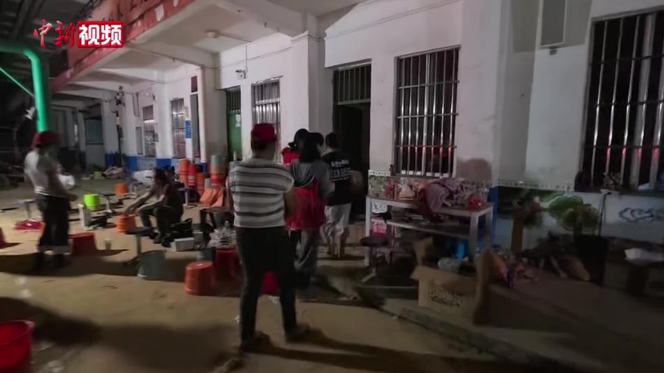 大批物资夜抵广西镇龙乡 可保障居民基本物资需求