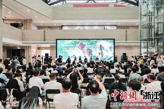 话剧《青蛇》十三载后重回杭州 主创齐聚西湖共叙经典焕新