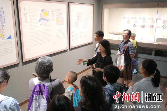 7月31日，周佶带领寻踪团成员了解南宋德寿宫遗址。曹丹&nbsp;摄