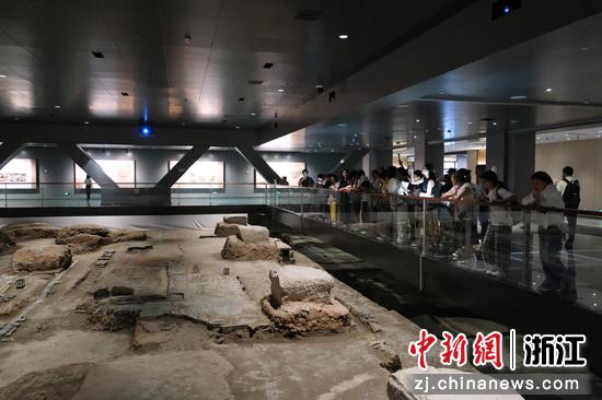 7月31日，探访团在遗址区了解真实遗迹。曹丹&nbsp;摄
