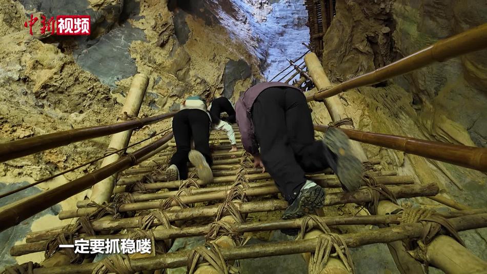 探访广西百色浩坤湖 体验四肢并用垂直爬升70米“猪笼洞”