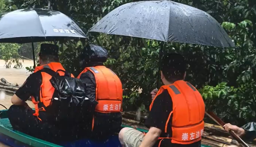 台风“紫檀”致广西崇左多地汛情告急 民辅警紧急转移民众