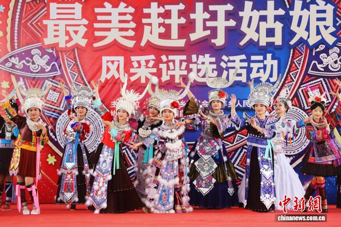 古老民族服饰成“潮流” 广西乡镇“绣”出千万产业闯东盟