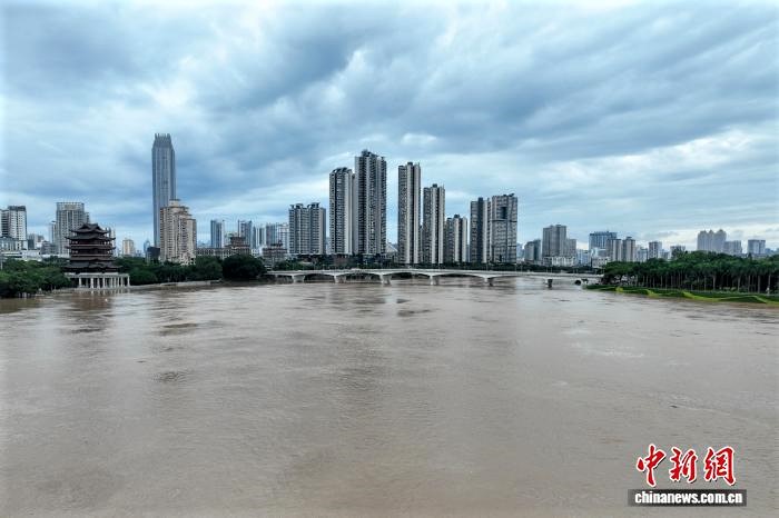 广西南宁：洪水来袭 邕江大堤关闸防洪