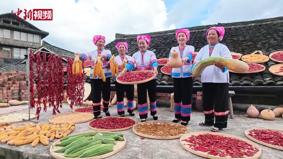 广西龙胜：壮寨晒秋忙 五彩映丰收