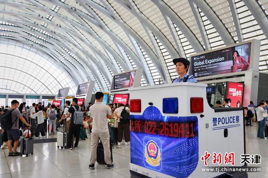 图为北京铁路公安局天津公安处天津西站派出所执勤民警在候车室守护旅客顺利进站乘车。（北京铁路公安局天津公安处供图）
