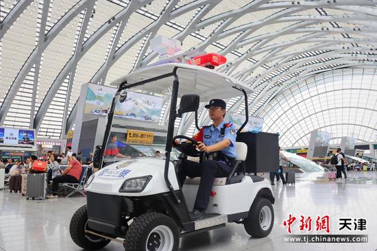 图为北京铁路公安局天津公安处天津西站派出所民警在候车室内开着巡逻车巡视检查。（北京铁路公安局天津公安处供图）