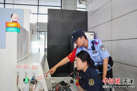 图为北京铁路公安局天津公安处天津西站派出所民警检查指导安检工作。（北京铁路公安局天津公安处供图）