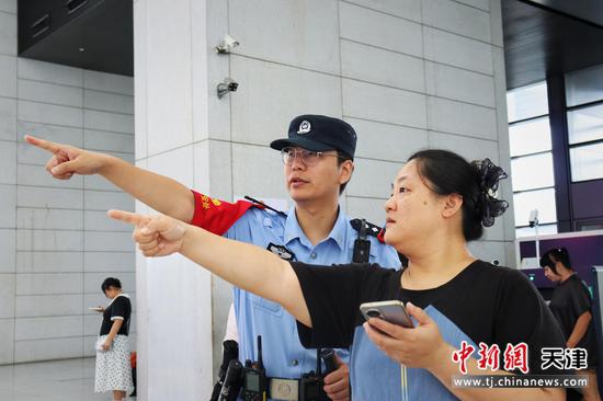 图为北京铁路公安局天津公安处天津西站派出所民警在为旅客解决问题。（北京铁路公安局天津公安处供图）