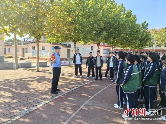 图为北京铁路公安局天津公安处民警正在操场上为学生们讲解爱路护路安全常识，学生们认真聆听，热情互动，积极回答问题。（北京铁路公安局天津公安处供图）
