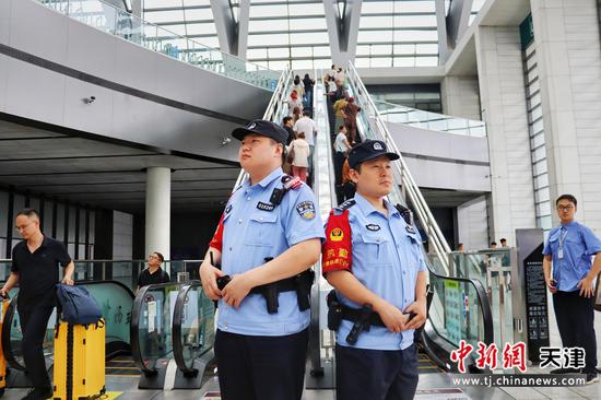 图为北京铁路公安局天津公安处天津西站派出所民警在站区执勤，守护暑运返程大客流。（北京铁路公安局天津公安处供图）