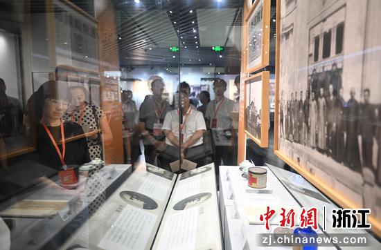 图为：企业代表等在世界温州人博物馆参观。王刚 摄