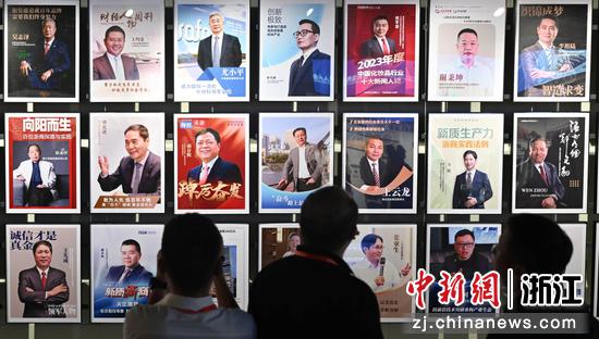 图为：企业代表等在世界温州人博物馆参观。王刚 摄