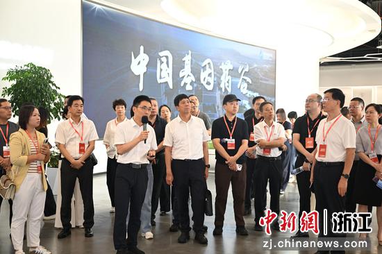 图为：企业代表等在中国基因药谷参观。王刚 摄