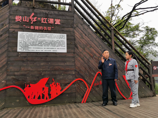 汇川区“娄山红•红课堂”志愿服务宣讲团宣讲员在娄山关景区开展“一条腿的长征”红色故事宣讲&nbsp; 汇川区融媒体中心供图