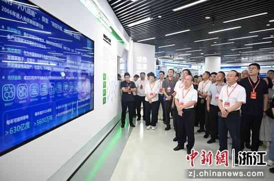 图为：企业代表等在正泰集团参观。王刚 摄