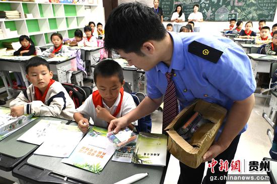 贵阳工务段工作人员正在都拉小学进行安全宣传