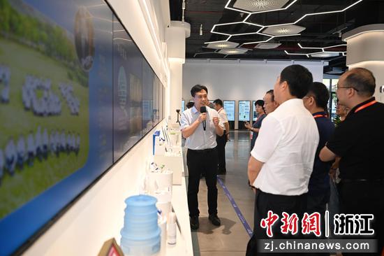 图为：企业代表等在中国基因药谷参观。王刚 摄