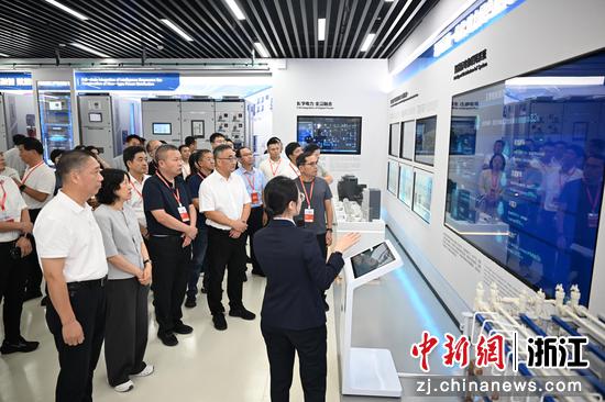 图为：企业代表等在正泰集团参观。王刚 摄