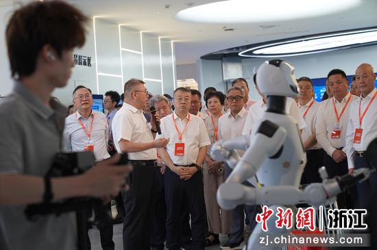 图为：企业代表等在中国（温州）数安港参观。毛佳仪 摄