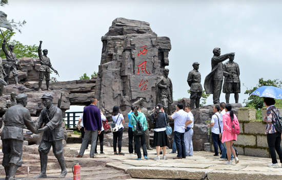 娄山关西风台景区 胡志刚 摄