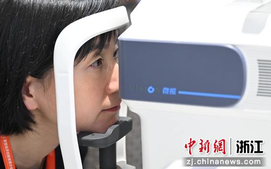 图为：企业代表在中国基因药谷体验科技设备。王刚 摄