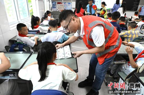 贵阳工务段工作人员正在都拉小学进行安全宣传