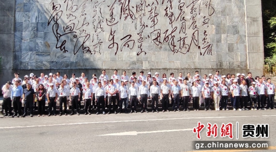 图为在毛泽东词碑前集体朗诵《忆秦娥·娄山关》。何诗颖摄