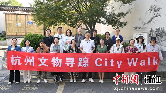 图为：寻踪团成员合影。中新社记者 王刚 摄