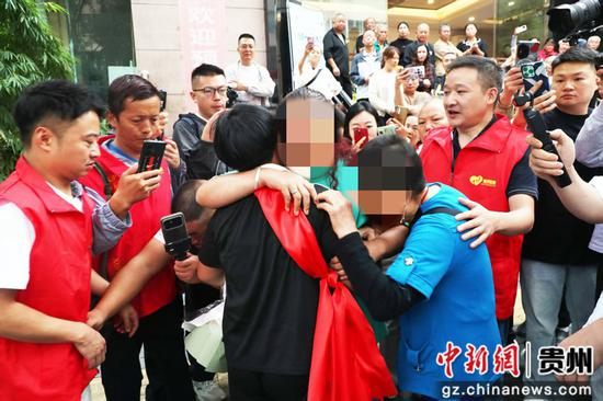 认亲现场。