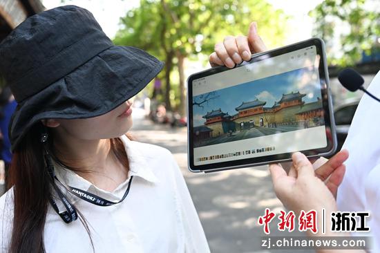 图为：寻踪团成员观看和宁门相关图片。中新社记者 王刚 摄