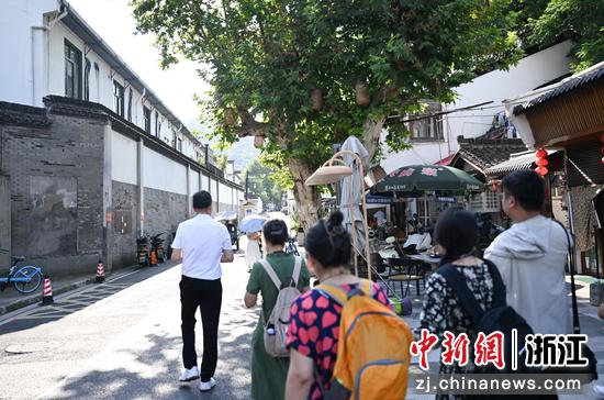 图为：寻踪团在馒头山社区参观。中新社记者 王刚 摄