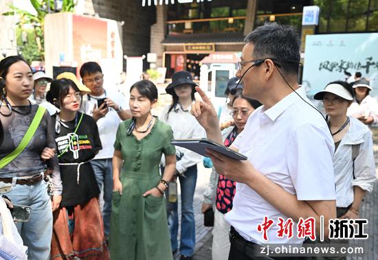 图为：寻踪团在鼓楼下参观。中新社记者 王刚 摄