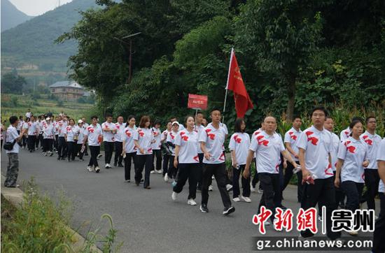 图为青年代表们行走于长征历史步道。何诗颖 摄