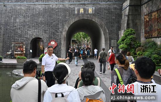 图为：寻踪团在鼓楼下参观。中新社记者 王刚 摄